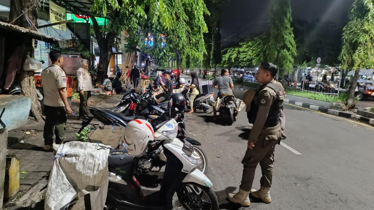PENERTIBAN: Satpol PP Gresik bersama Petugas Gabungan saat menggelar penertiban pedagang dan parkir liar di Jalan Usman Sadar dan Gubernur Suryo.
