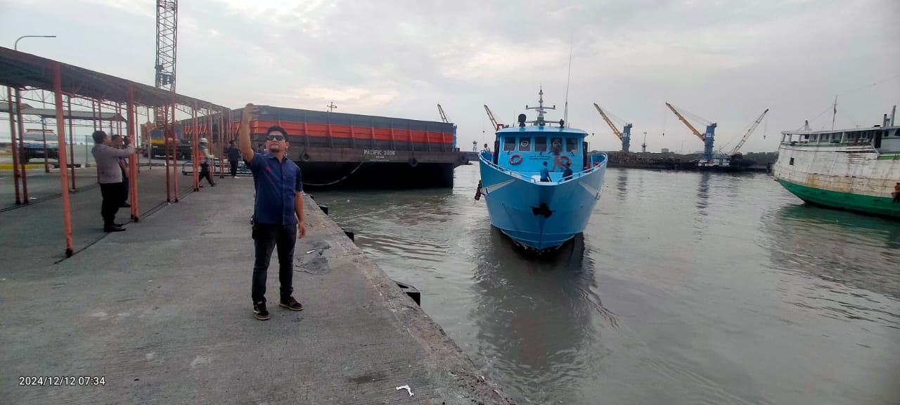 CUACA MEMBAIK: Kapal Express Bahari mulai melayani penyeberangan Gresik-Bawean setelah cuaca dinyatakan membaik, Kamis (12/12) kemarin.