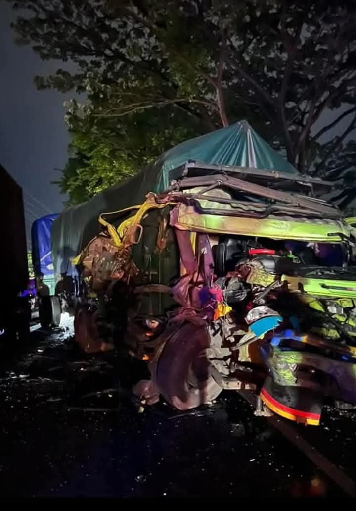 Kendaraan truk gandeng dan truk tronton terlihat adu banteng di Jalan Raya Desa Tambakberas, Kecamatan Cerme, Kabupaten Gresik.
