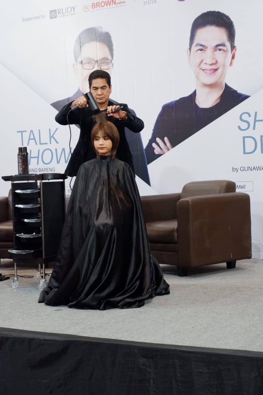 SHOW DEMO HAIR STYLIST : Gunawan Hadisuwarno saat menampilkan trend terkini dengan potongan hair cut timeless.