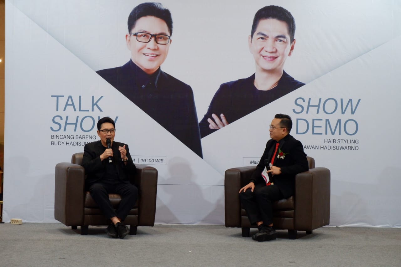 BINCANG SANTAI : Sang maestro hair stylist, Rudy Hadisuwarno saat memaparkan mengenai perawatan rambut yang sehat dan benar.