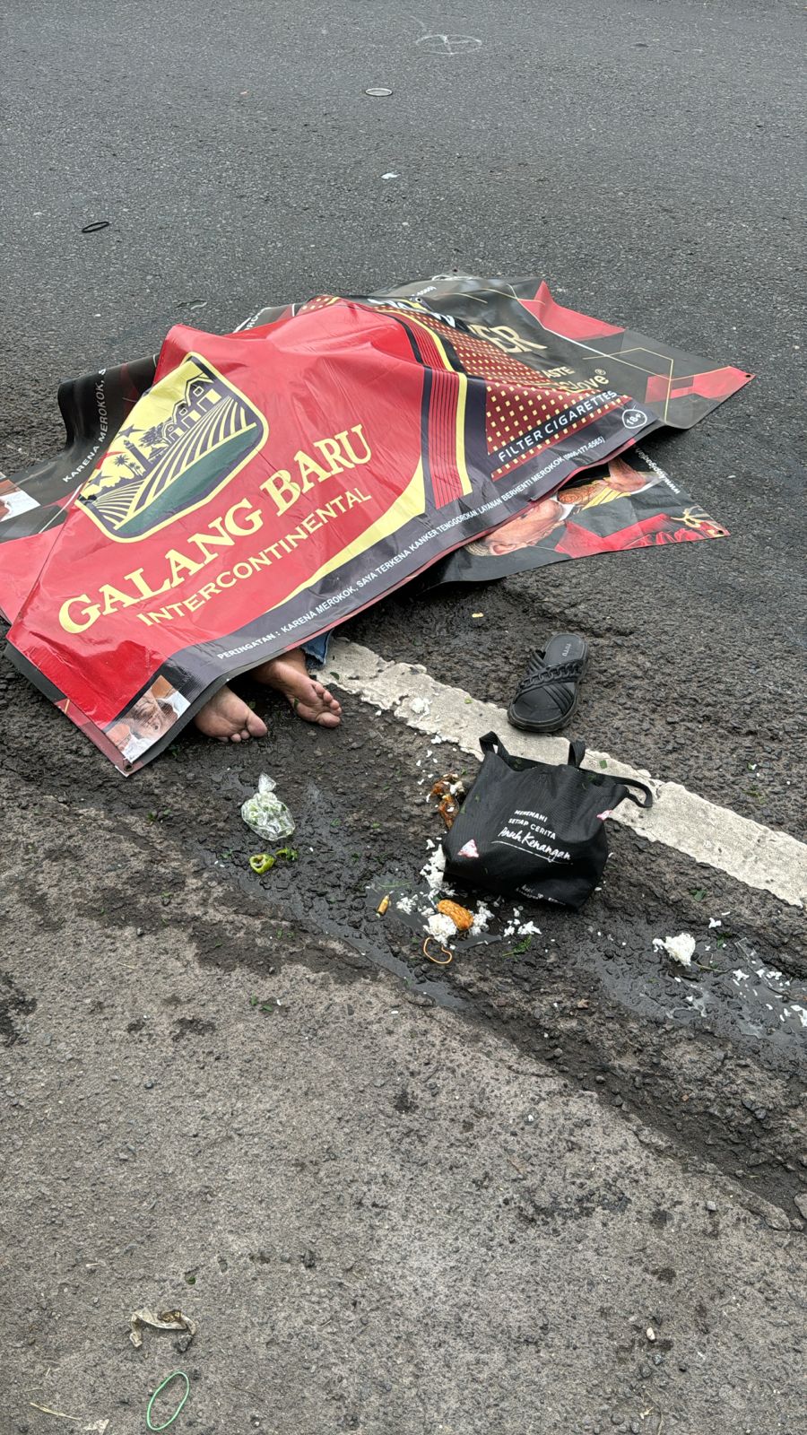 OLAH TKP : Anggota Unit Laka Satlantas Polres Gresik saat melakukan olah TKP di Jalan Bambe, Kecamatan Driyorejo, Kabupaten Gresik.