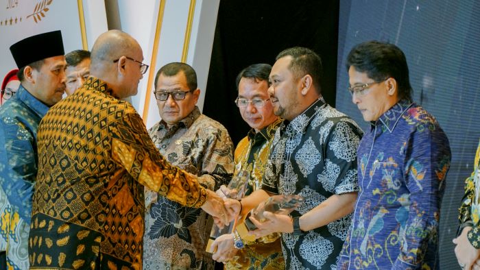 BANGGA: Bupati Gresik Fandi Akhmad Yani menerima penghargaan dalam Malam Apresiasi Kinerja Pemerintahan Daerah 2024 di JW Marriot Hotel, Kuningan Jakarta Selatan, Kamis (12/12/2024) malam.