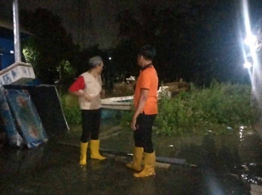 MEMANTAU: Kabid Darlog BPBD Gresik Driatmiko Herlambang saat memantau banjir rob di Desa Sukorejo, Kebomas.