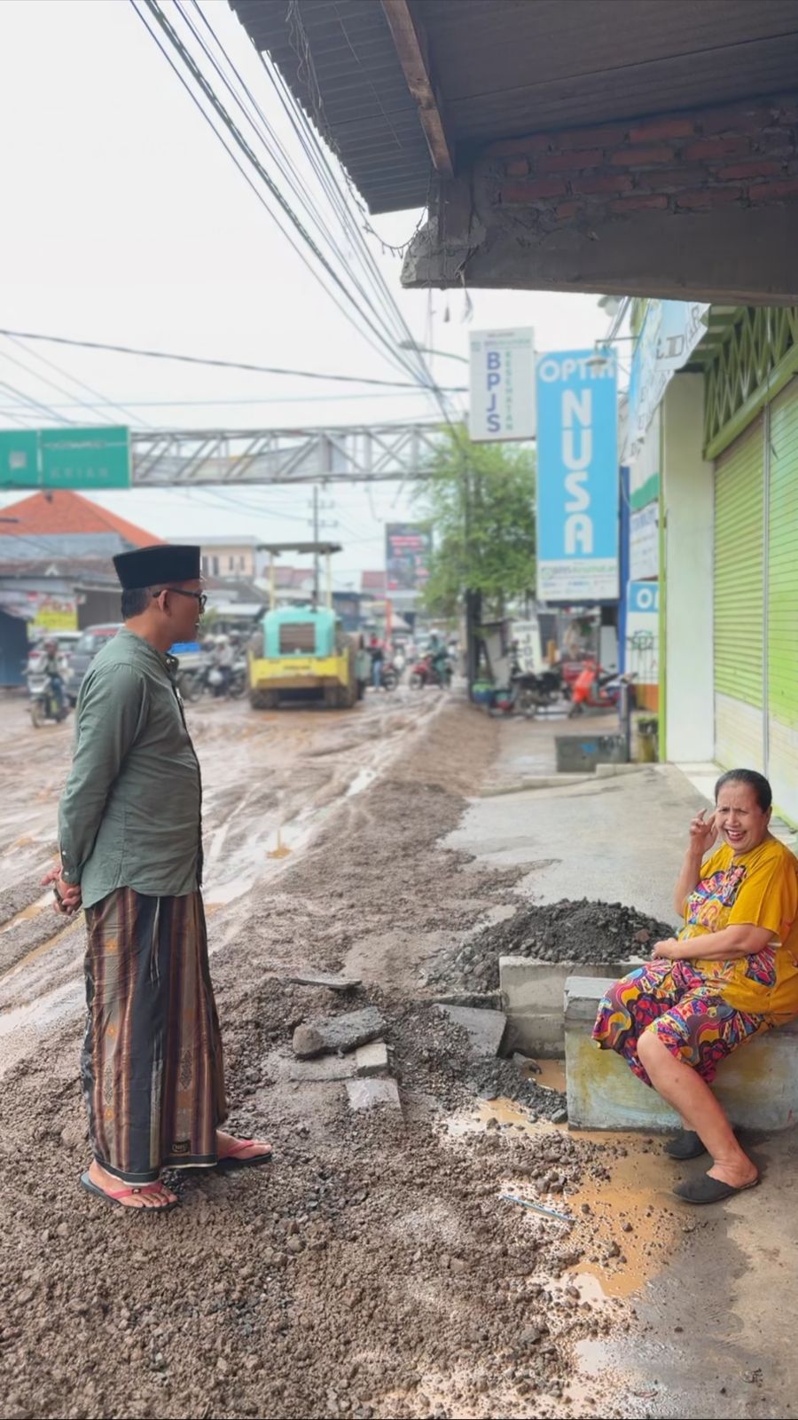 MEMANTAU: Wakil Ketua Komisi III DPRD Gresik Abdullah Hamdi saat memantau proyek pembangunan Jalan Bringkang-Menganti.