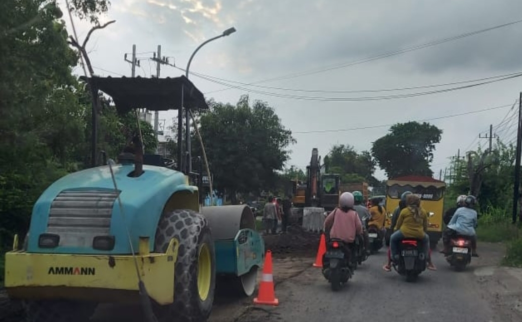 BIKIN MACET: Proses perbaikan Jalan Morowudi-Benjeng yang dilakukan pada sore hari membuat kondisi jalan macet parah.