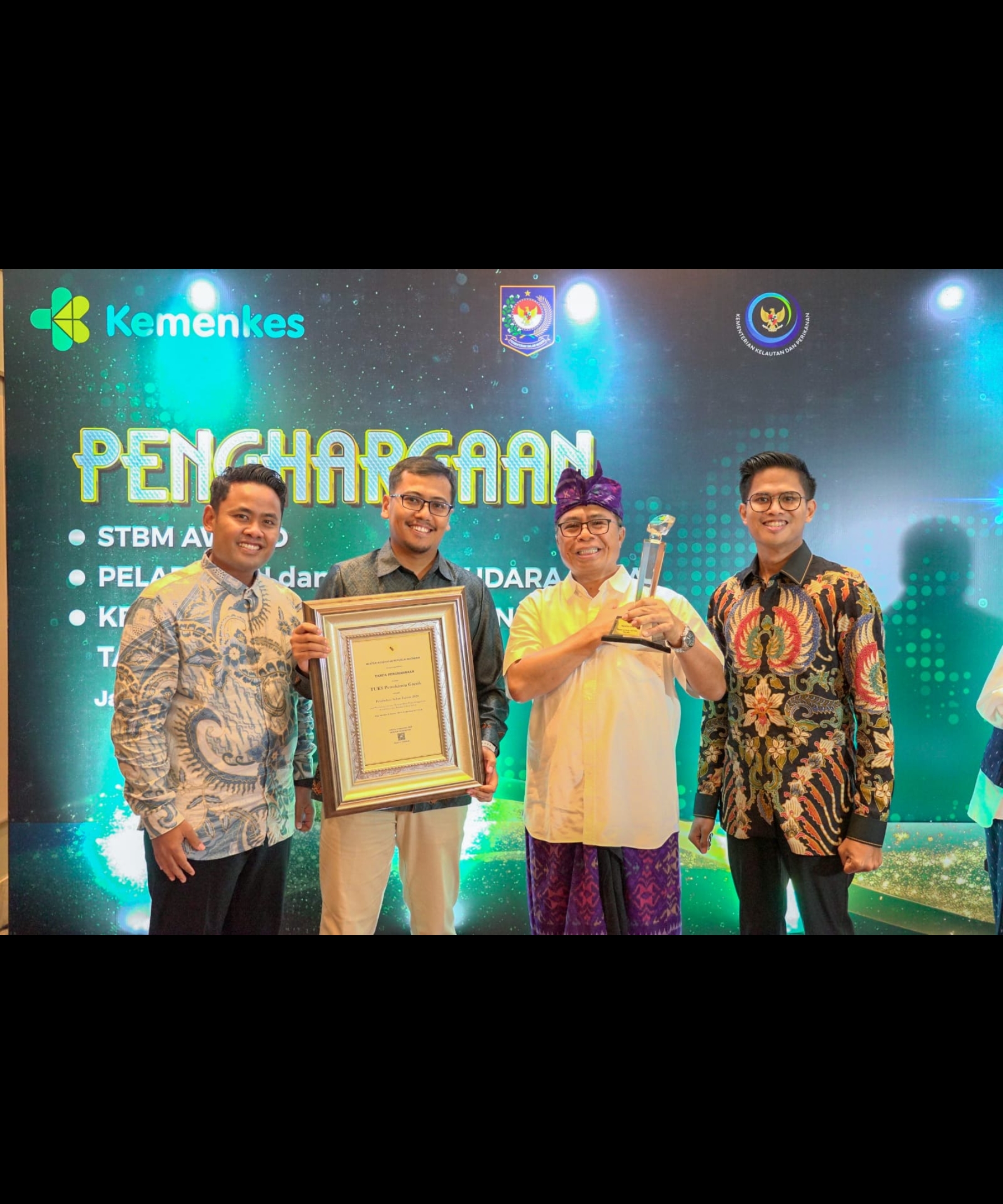 Apresiasi : SVP Pengelolaan Pergudangan dan Pelabuhan PG, I Gusti Bagus Manacika (dua sari kanan) bersama Insan PG menerima penghargaan Pelabuhan Sehat dari Kementerian Kesehatan di Jakarta.