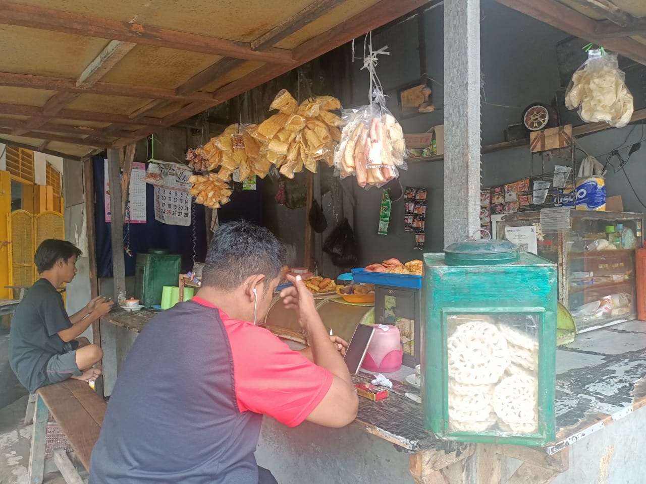 NGOPI: Sembari minum kopi, pengunjung warkop sekaligus merokok