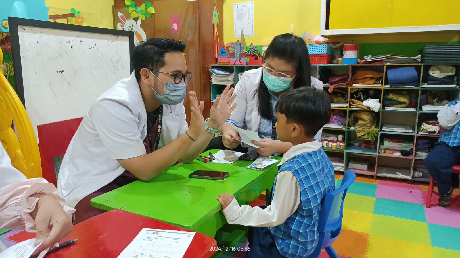 ANTUSIASME : Siswa KBTK YIMI nampak sangat berani menjalankan pemeriksaan kesehatan di sekolahnya.