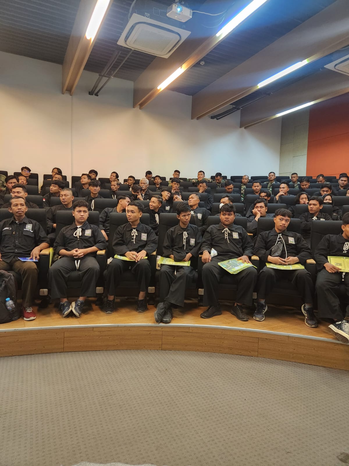 BERI PEMAPARAN : Kasat Binmas Polres Gresik, Iptu Ali Fauzi saat memberikan pemaparan terhadap anggota PSHT cabang Gresik untuk mencegah kenakalan remaja di Kabupaten Gresik.