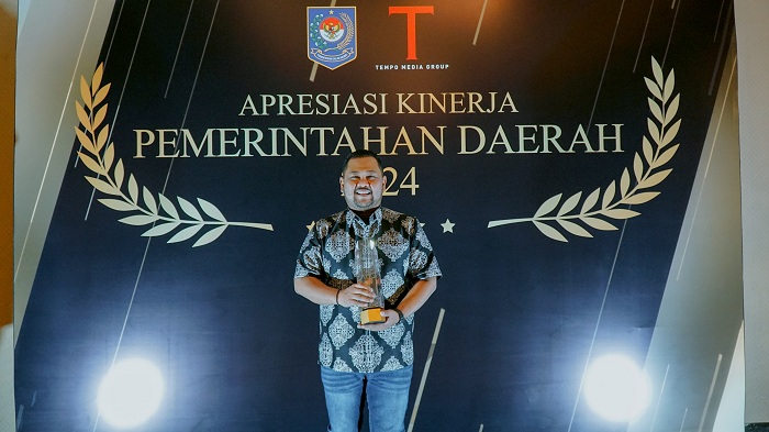 Bupati Gresik Fandi Akhmad Yani usai menerima penghargaan karena pelayanan publik termasuk inovasi digital di setiap desa