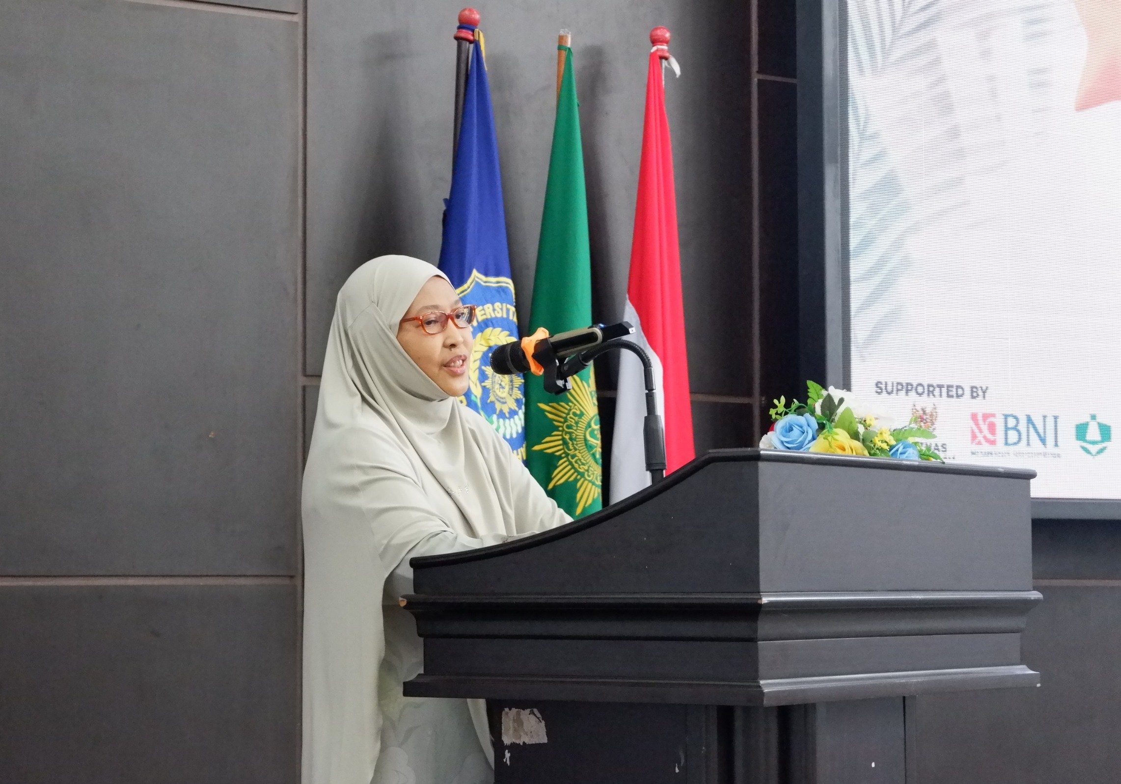 Sri Wilujeng saat memberikan sambutan sebagai perwakilan Orangtua Asuh.