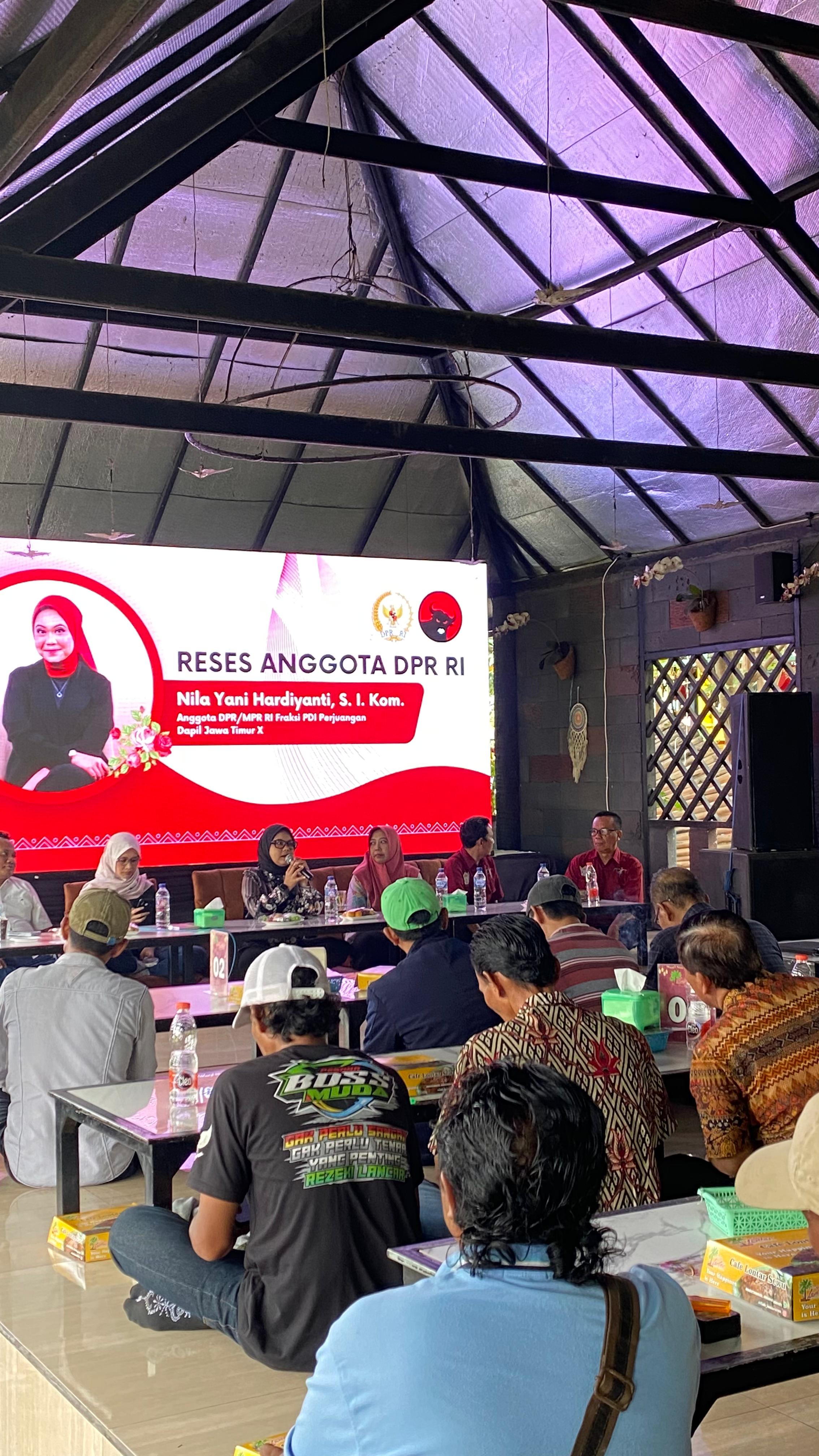 RESES: Anggota DPR RI Fraksi PDI Perjuangan, Nila Yani Hardiyanti saat menemui konstituen di Wisata Lontar Sewu.