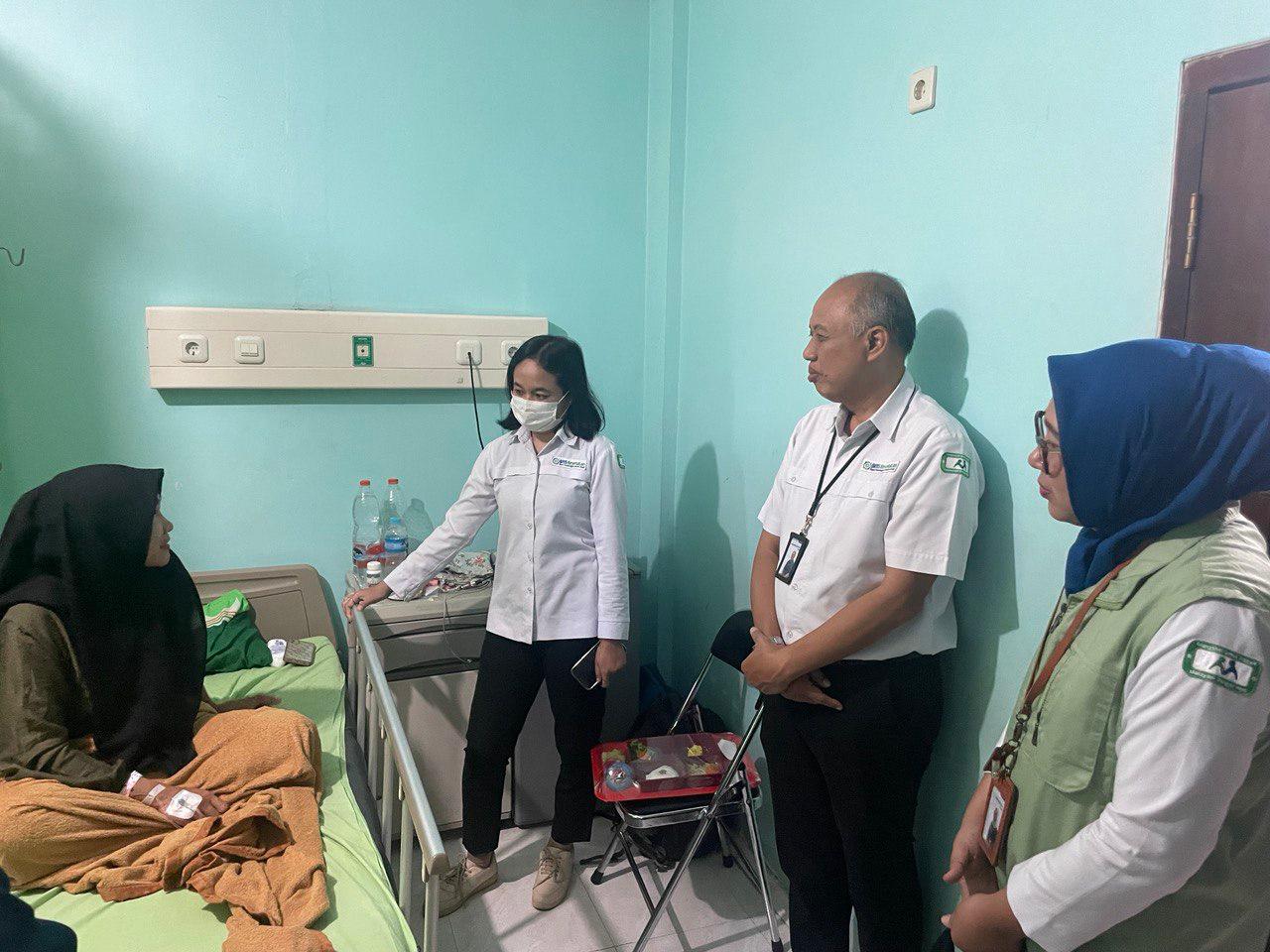 JENGUK PASIEN: Kepala BPJS Kesehatan Cabang Gresik, Janoe Tegoeh Prasetijo menjenguk para pasien di RS.