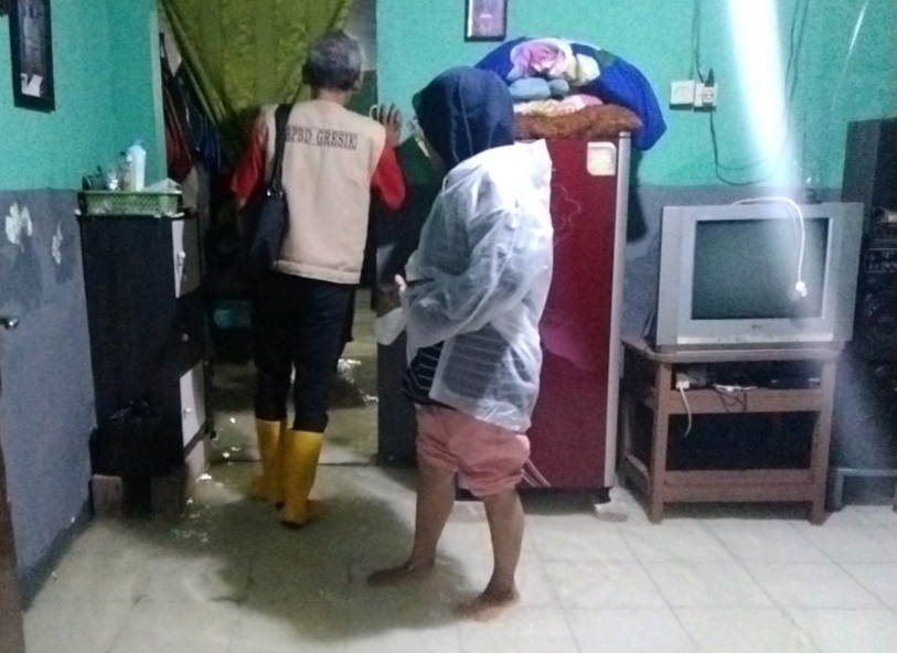 PENINJAUAN :  Petugas BPBD Gresik saat  melakukan peninjauan banjir di beberapa desa di wilayah Gresik Utara.