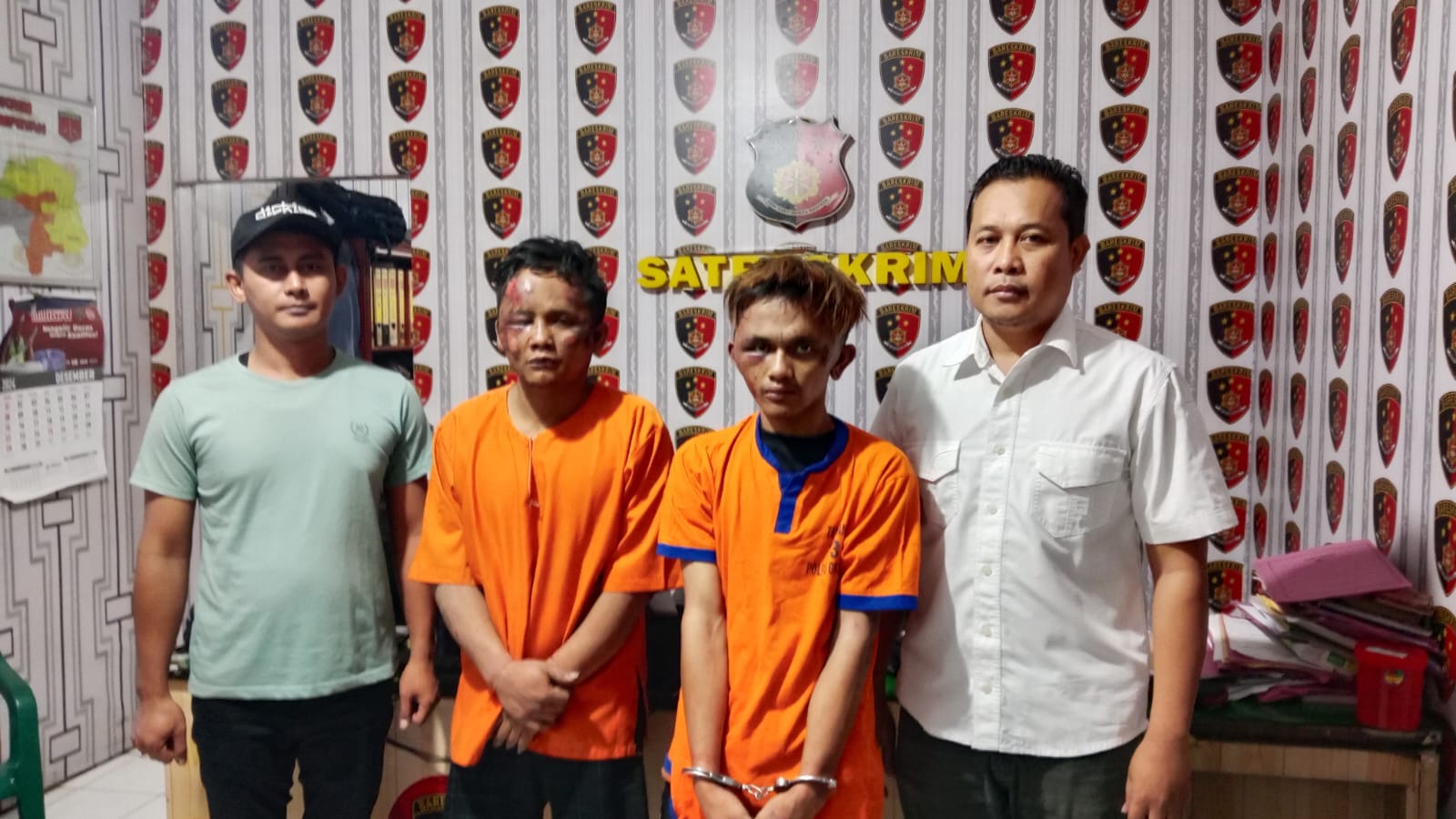 BABAK BELUR : Kedua terduga pelaku kasus curanmor babak belur saat diamankan di Polsek Duduksampeyan, Gresik.