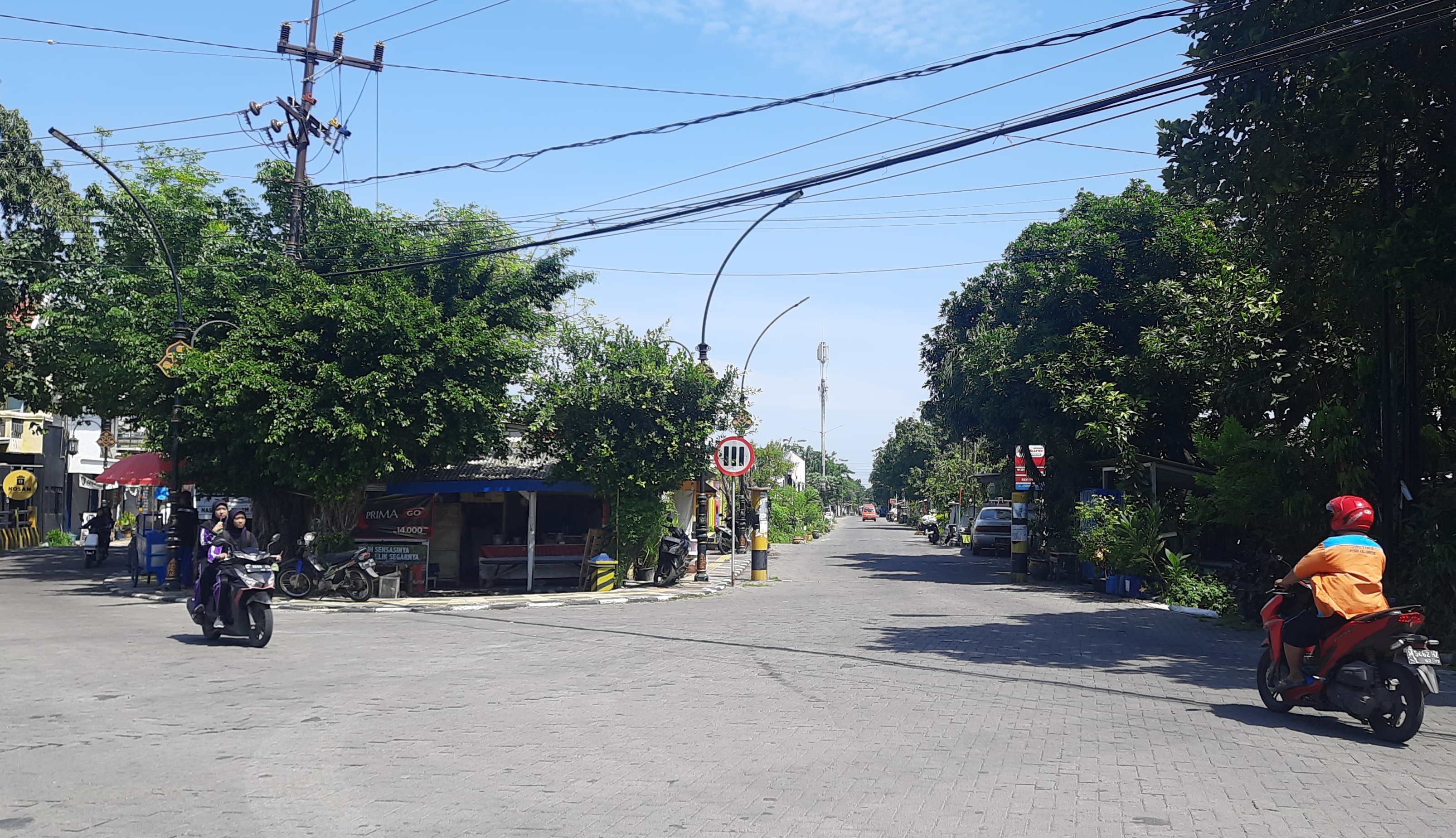 AKTIVASI: Sejak diperbaiki pemerintah pada 2018 silam Jalan Harun Thohir dipasang portal.