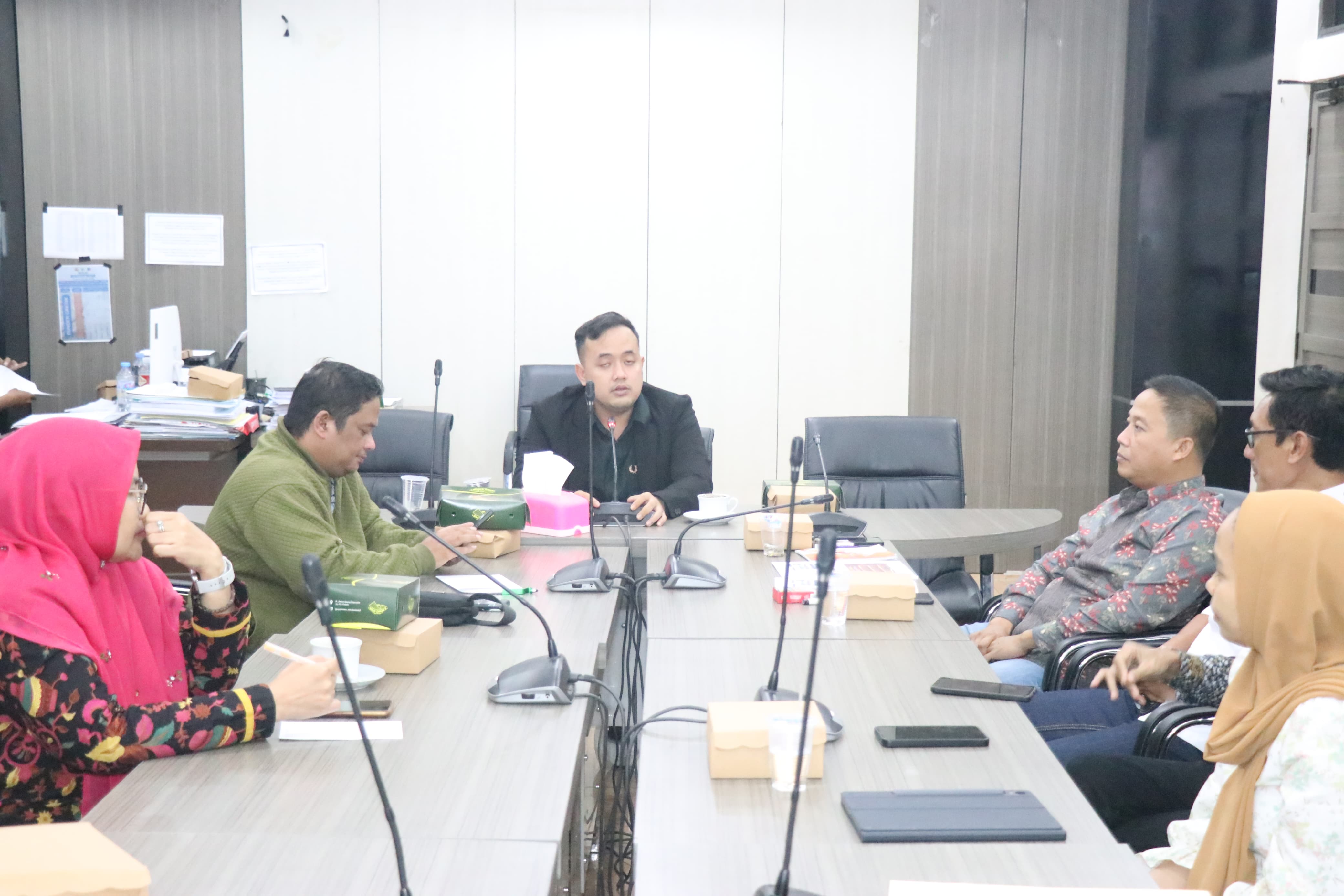 HEARING: Komisi I DPRD Gresik menggelar rapat evaluasi anggaran Pilkada 2024 bersama KPU dan Bawaslu.