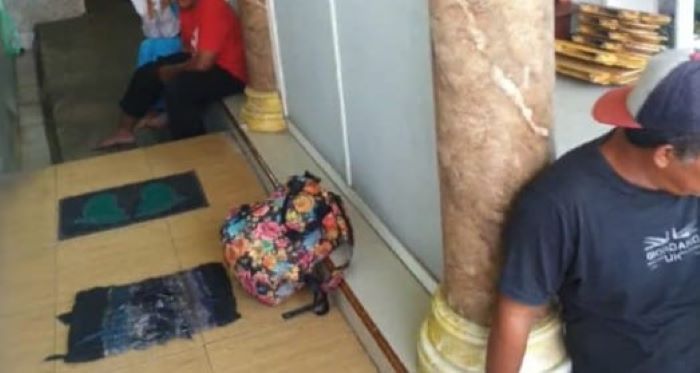 DIGEREBEK WARGA : Sebuah pasangan sejoli digrebek warga usai diduga berbuat mesum di sebuah Mushola di Dusun Paras, Desa Mulung, Kecamatan Driyorejo, Kabupaten Gresik.