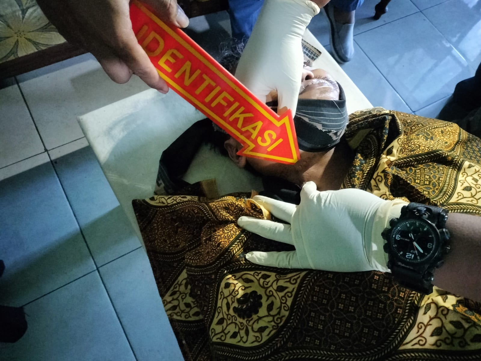 IDENTIFIKASI : Anggota Polisi melakukan identifikasi korban gantung diri di Desa Kesamben Wetan, Kecamatan Driyorejo, Gresik.