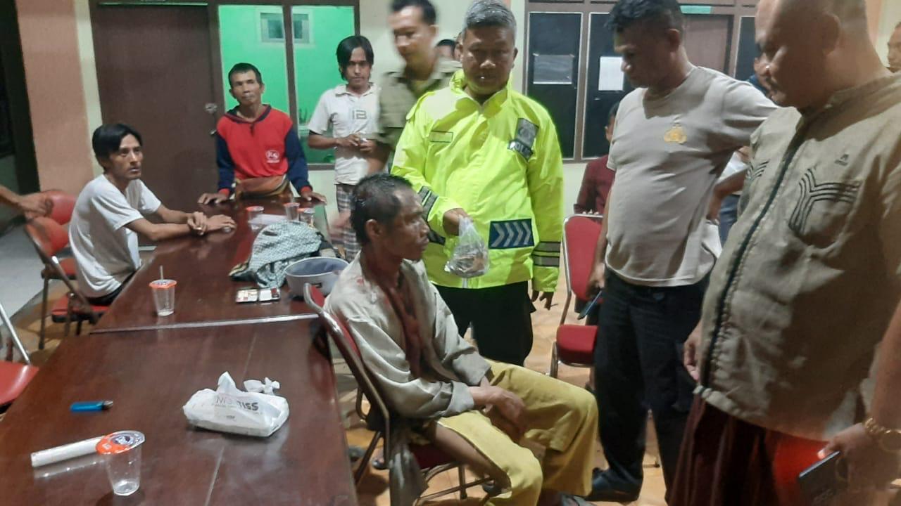 DIAMANKAN : Terduga pelaku pencuri kotak amal Nur Hakiki saat diamankan oleh anggota Polsek Dukun, Gresik