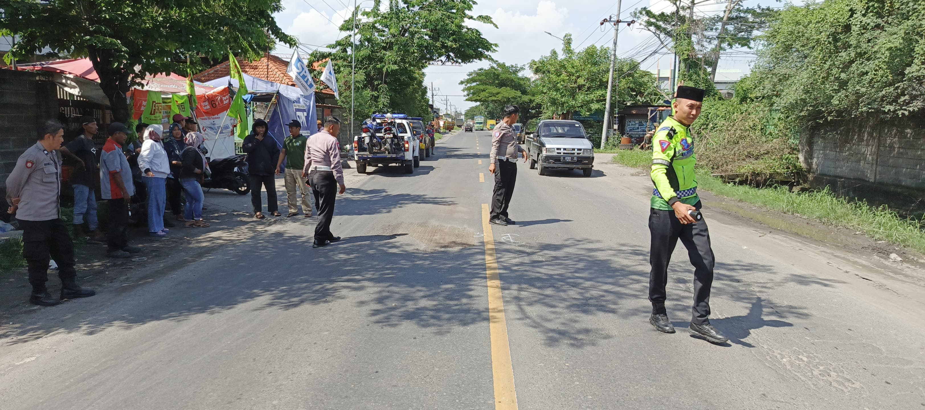 OLAH TKP : Anggota Unit Laka Satlantas Polres Gresik saat melakukan olah TKP kecelakaan di Jalan Raya Desa Bringkang, Kecamatan Menganti, Kabupaten Gresik.