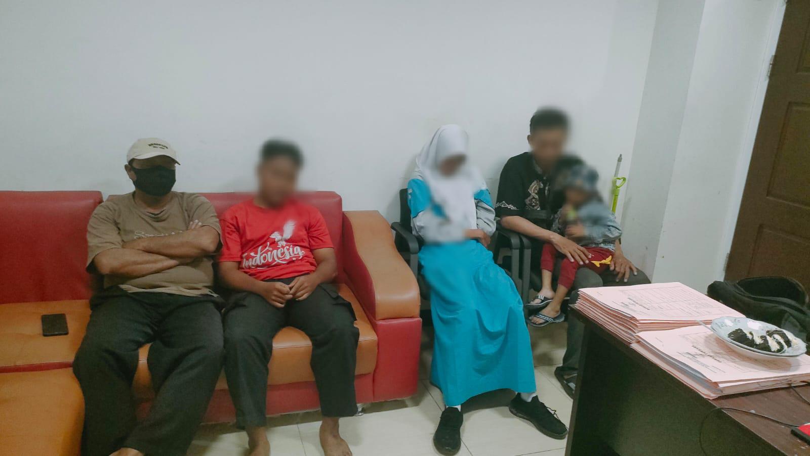 DIPANGGIL : Pasangan sejoli berinisial NBM dan AP saat didampingi orang tuanya di Polsek Driyorejo.