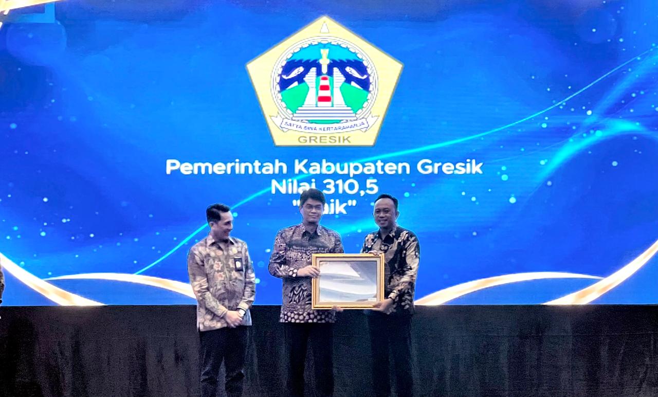 PENGHARGAAN: Kepala BKPSDM Gresik Agung Endro D.S. Utomo saat menerima penghargaan predikat baik dari Plt. Kepala BKN Republik Indonesia Haryomo Dwi Putranto.