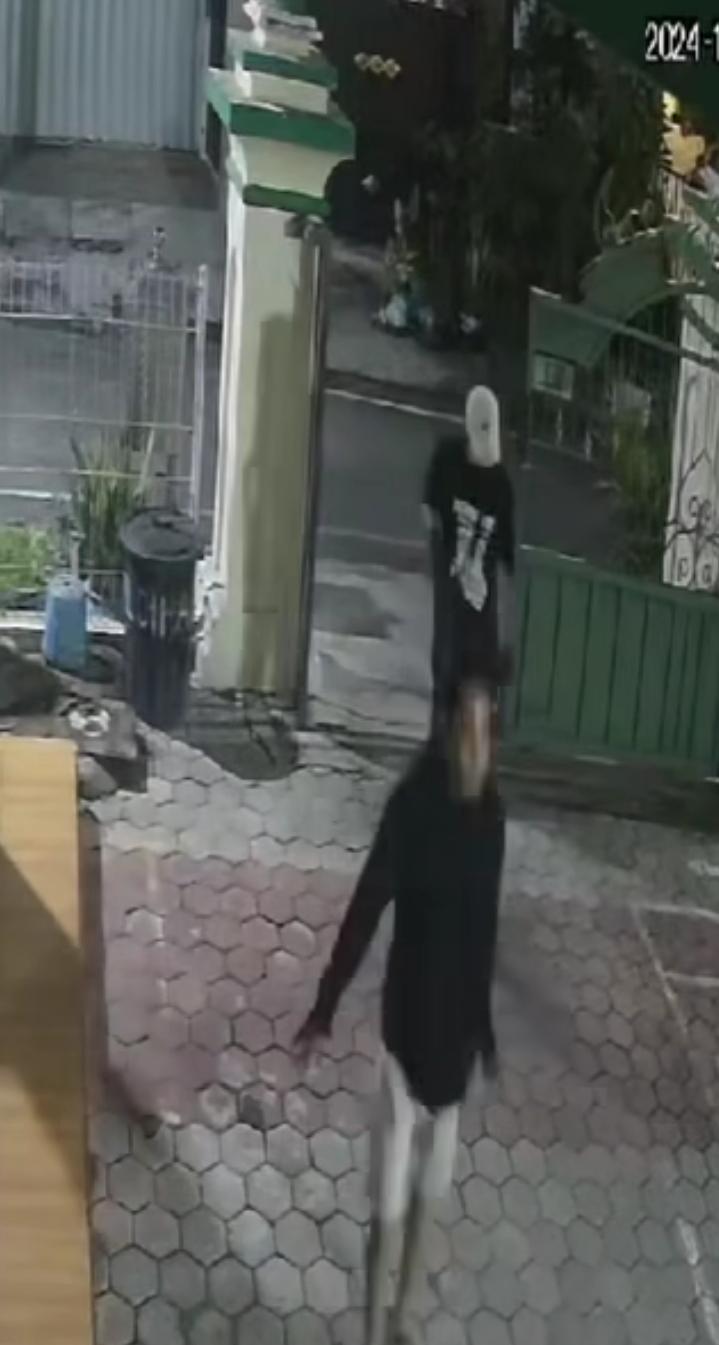CURANMOR: Dua pelaku curanmor terekam CCTV saat menjalankan aksinya menggasak Honda CBR di halaman Masjid Al-Jihad di Jalan Mutiara 2.1 perumahan KBD, Kecamatan Driyorejo.