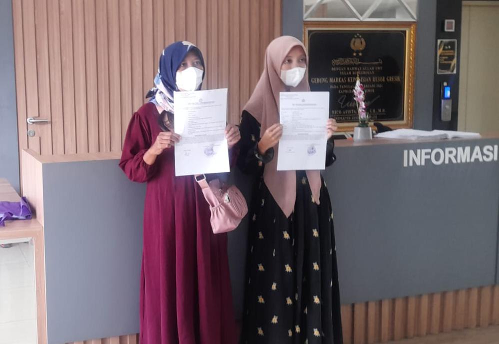 PELAPORAN : Sulimah dan Titin usai mengadukan dugaan penyerobotan dan pengrusakan ke Mapolres Gresik.