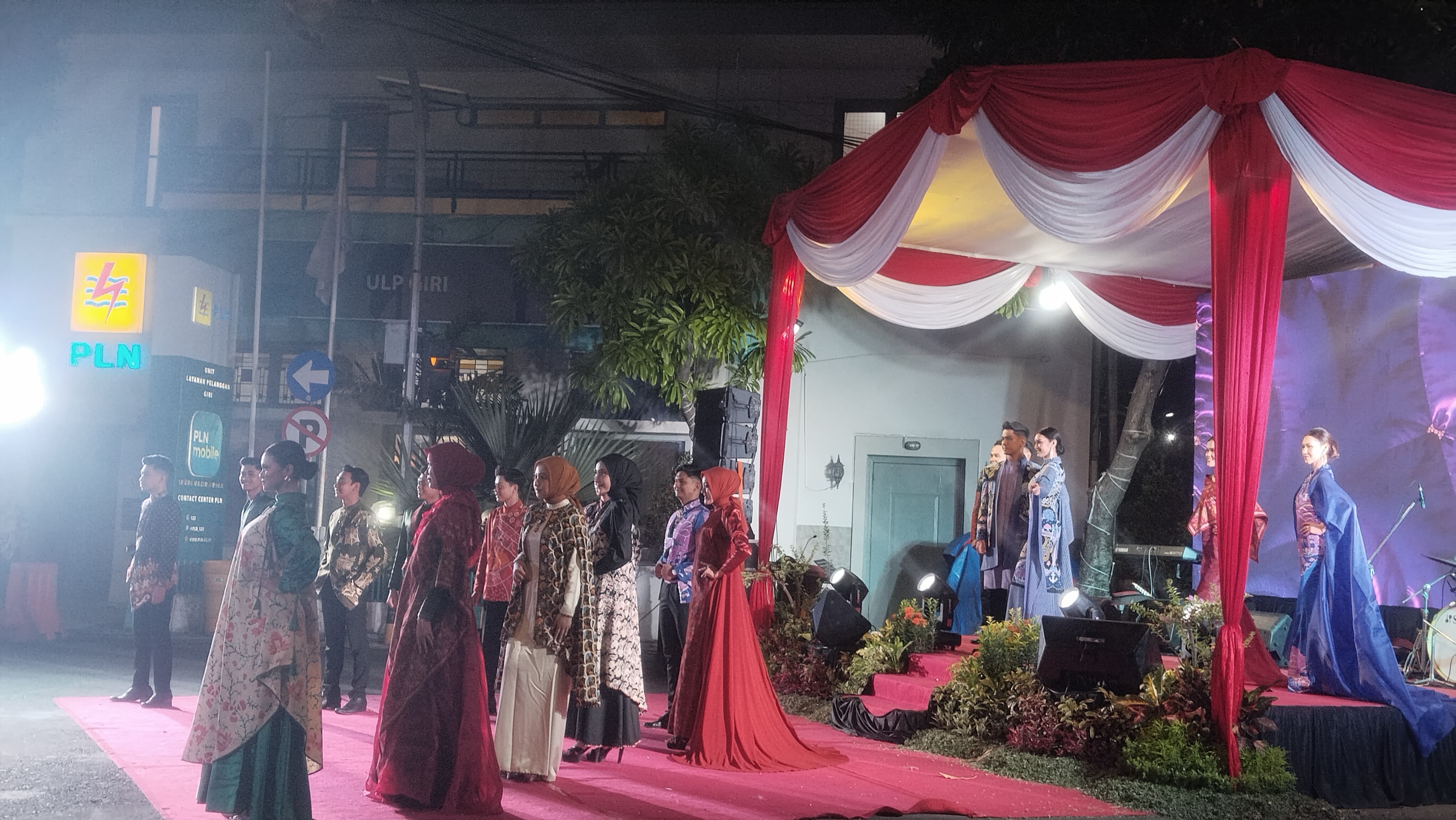 Cak Yuk Gresik sukses menggelar fashion show yang menampilkan desain batik khas Gresik yang telah dimodifikasi menjadi lebih modern.