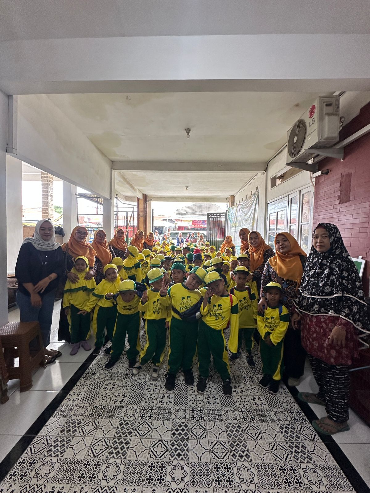 HARI IBU: Siswa KB/RA Aisyah Gempolkurung, Menganti terlihat gembira saat mengunjungi panti jompo di Desa Bringkang.