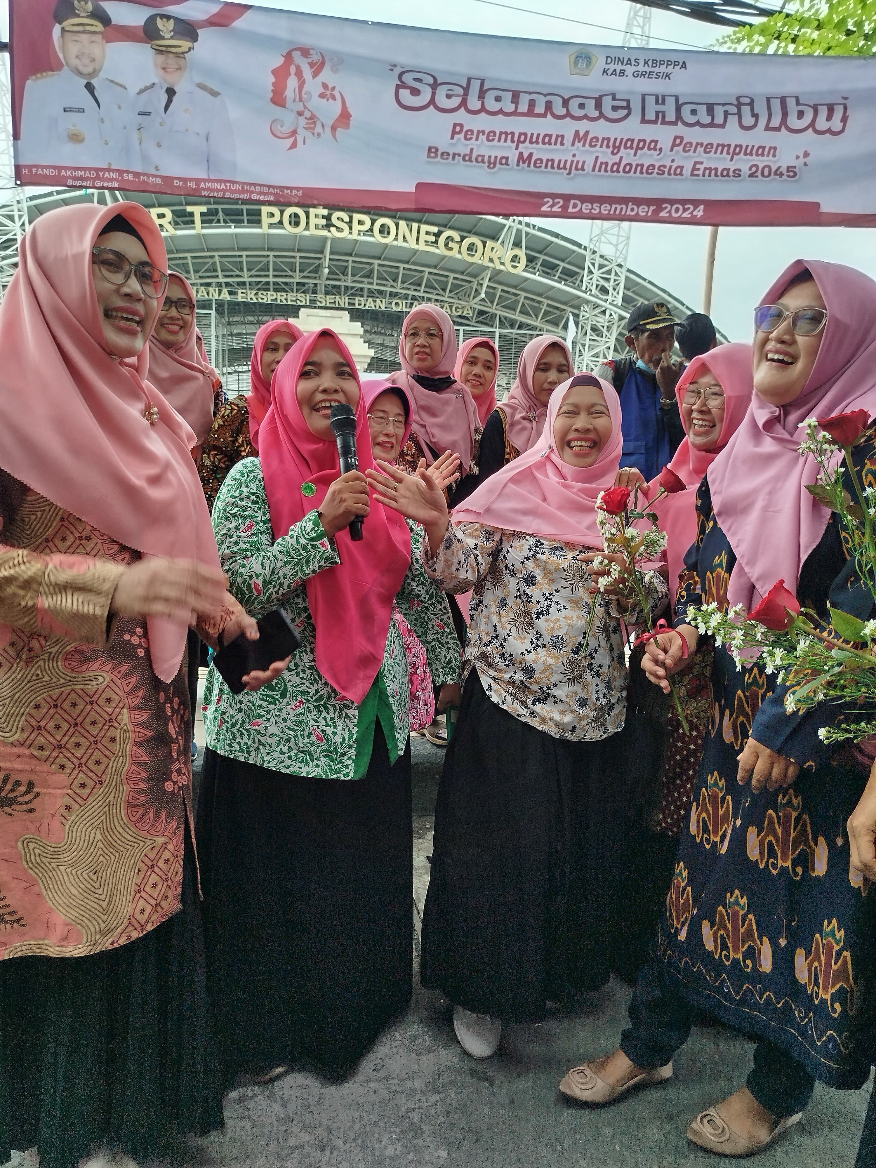 MOMEN HARI IBU: Peringatan Hari Ibu yang digelar 22 Desember digelar cukup meriah dan bermakna dengan mengajak pengunjung berbagi di Car Free Day (CFD) atau depan gedung WEP, Minggu (22/12).