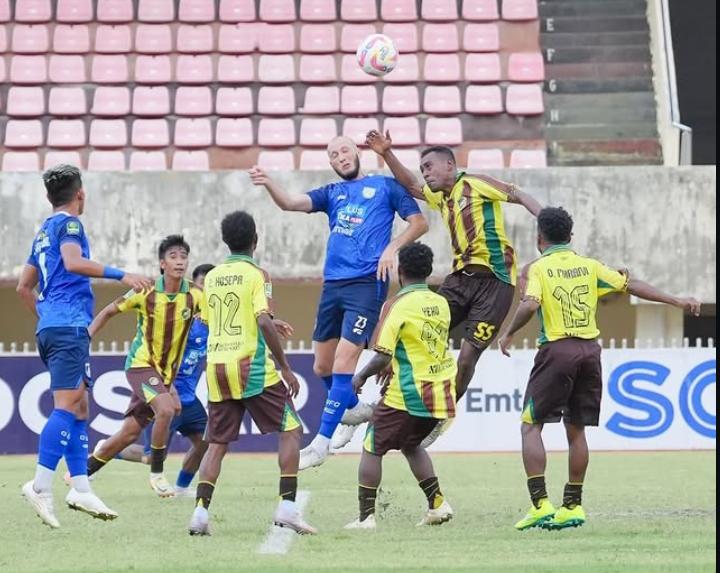IMBANG : Pemain Gresik United saat bermain Imbang 1-1 Lawan Persewar di Stadion Mandala Jayapura Papua.