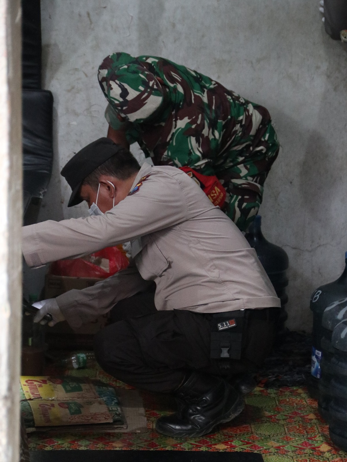 RAZIA GABUNGAN: Petugas Rutan Kelas IIB Gresik menggandeng TNI dan Polri melakukan razia blok hunian warga binaan untuk meningkatkan keanaman&nbsp; menjelang Nataru.
