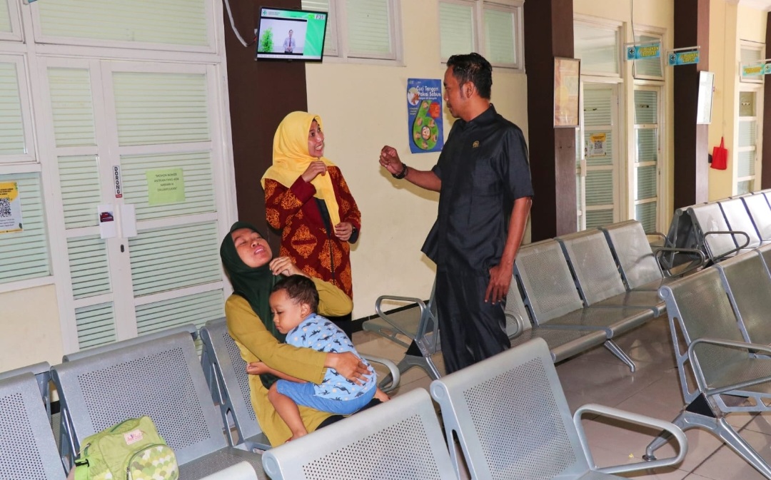 SIDAK: Ketua Komisi IV DPRD Gresik Mochamad Zaifudin saat memantau pelayanan dan sarpras di Puskesmas Menganti.