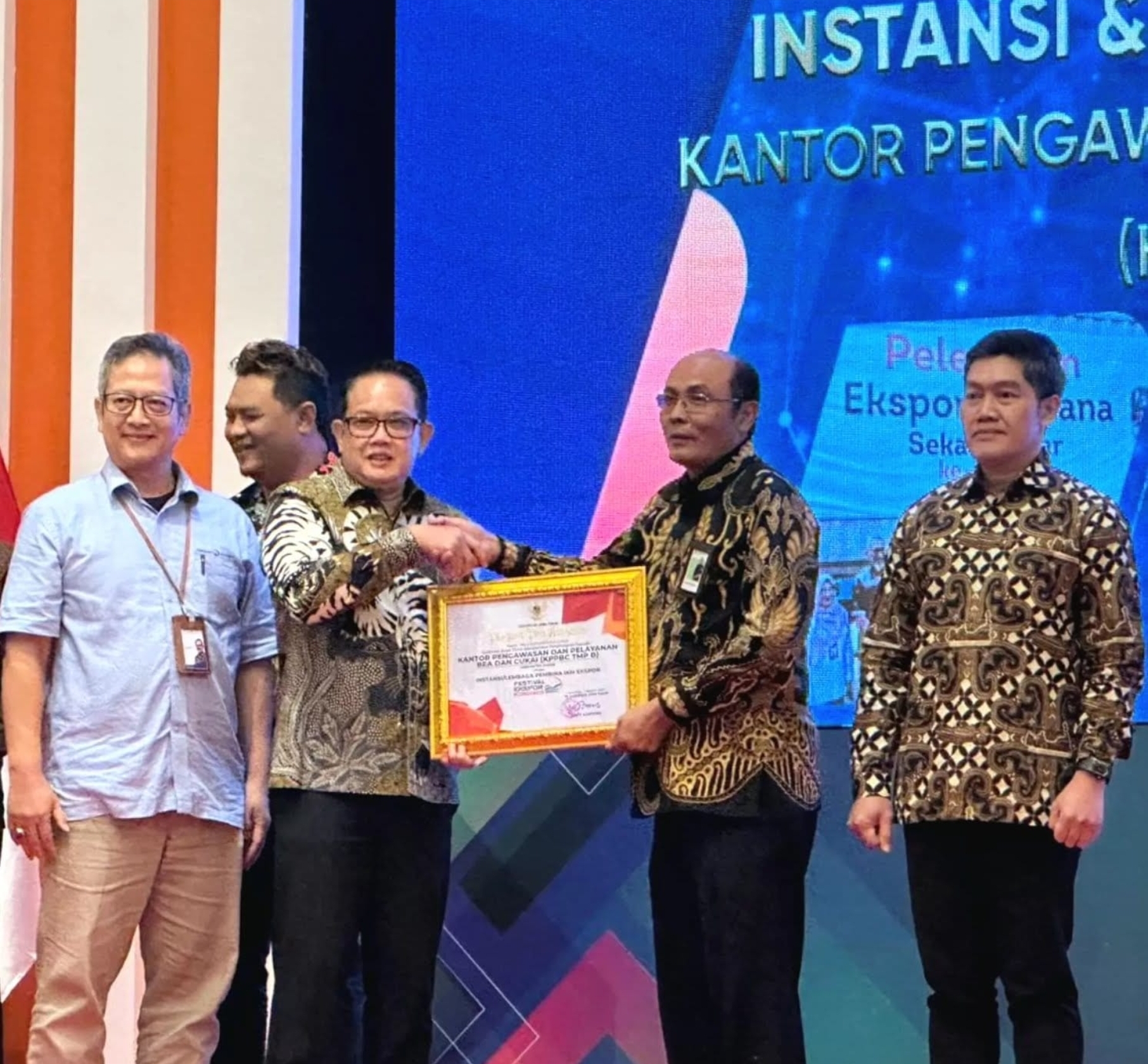Prestasi : Pj Gubernur Jawa Timur, Adhy Karyono (kiri) menyerahkan penghargaan kepada Kepala Bea Cukai Gresik, Wahjudi Ardijanto sebagai pembina IKM Ekspor terbaik Jawa Timur.