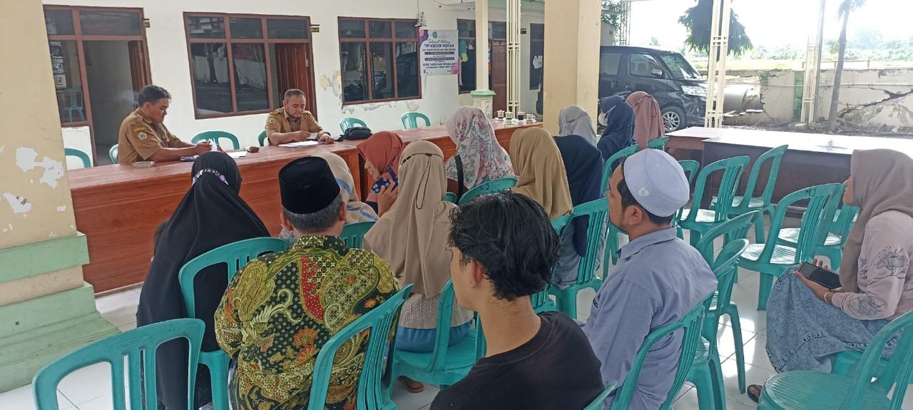 Peduli Guru Ngaji : Pemerintah Desa Bringkang Kecamatan Menganti menyerahkan insentif untuk guru ngaji.