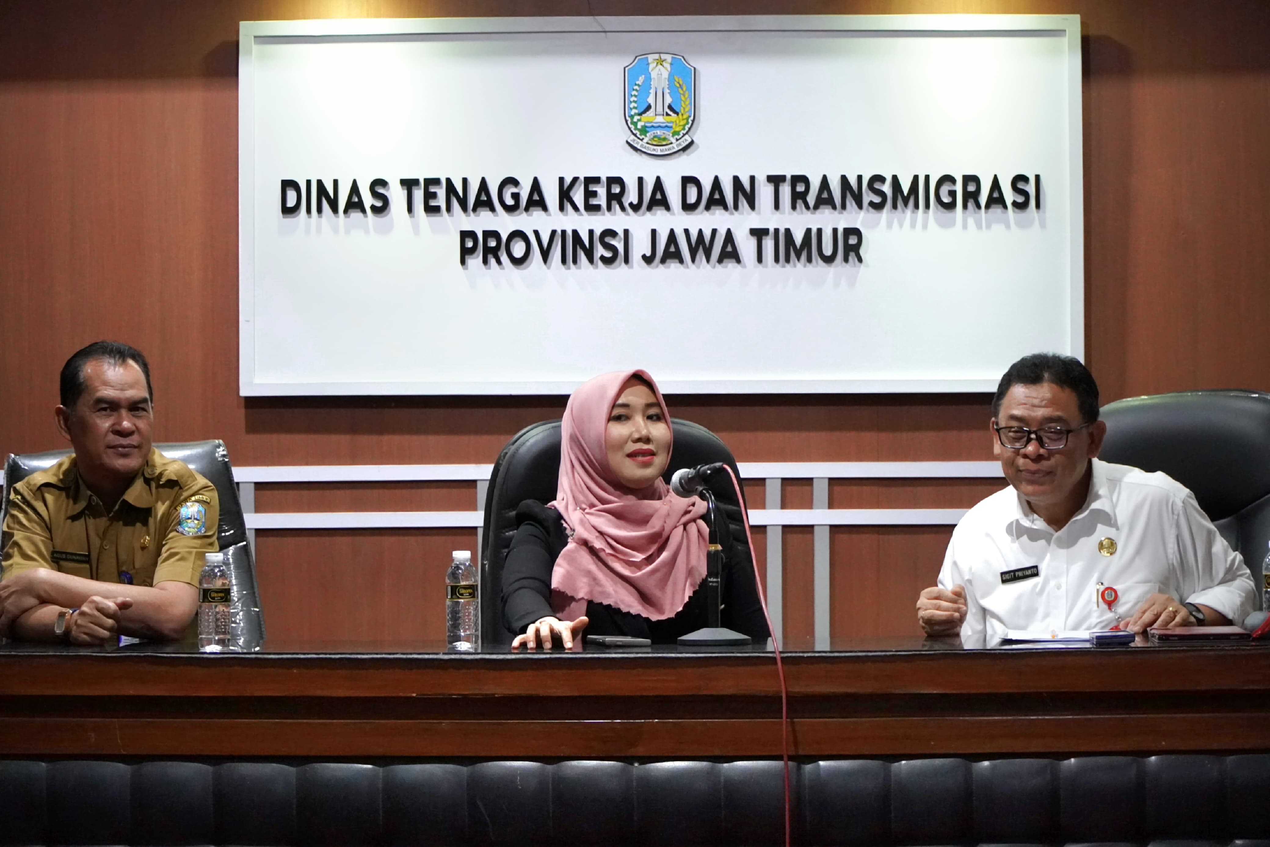 DPD RI) Ning Lia Istifhama melakukan kunjungan ke Dinas Tenaga Kerja dan Transmigrasi (Disnakertrans) Pemerintah Provinsi Jawa Timur  (Jatim)