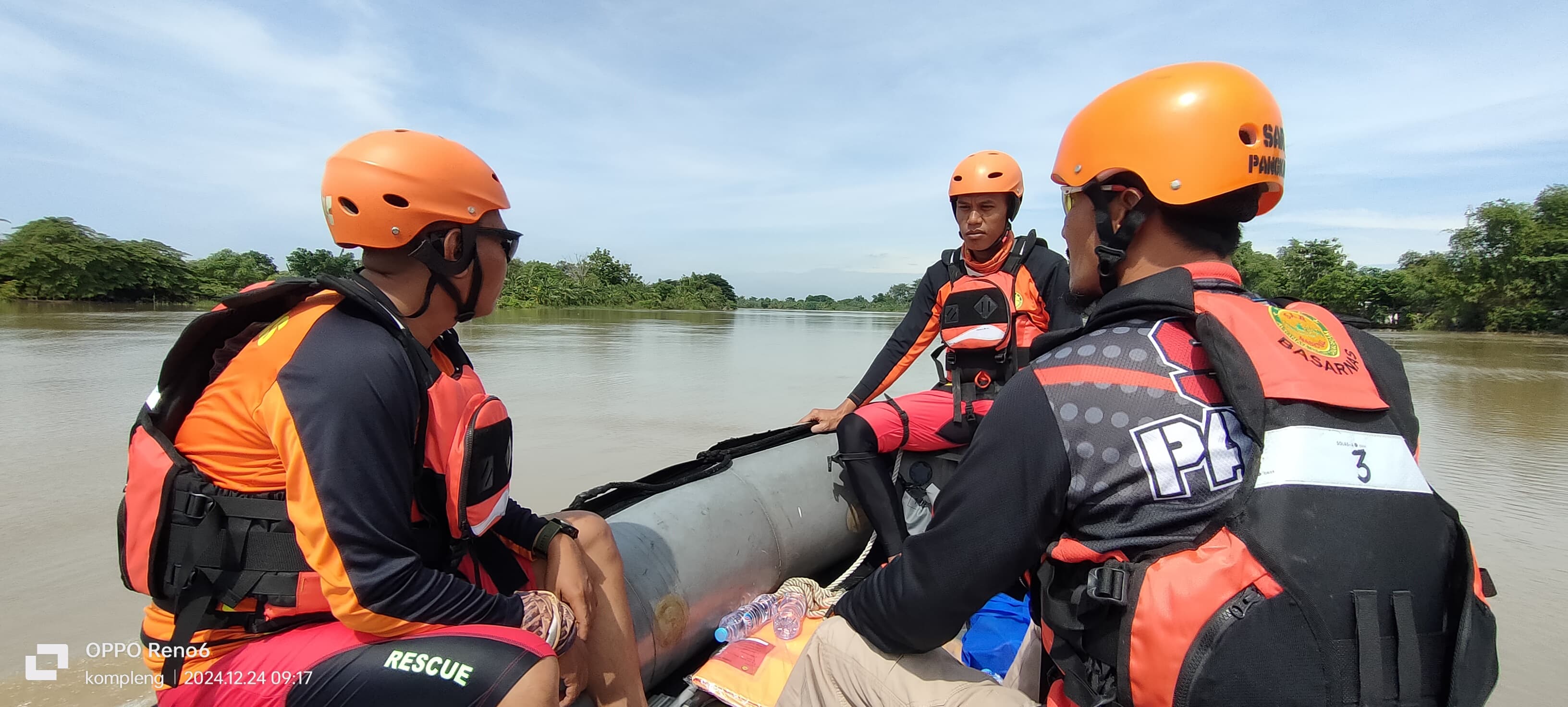 PENCARIAN: Tim SAR gabungan saat melakukan pencariam korban menggunakan empat perahu karet di area Bendungan Gerak Sembayat (BGS) di Desa Sidomukti, Kecamatan Bungah, Gresik.