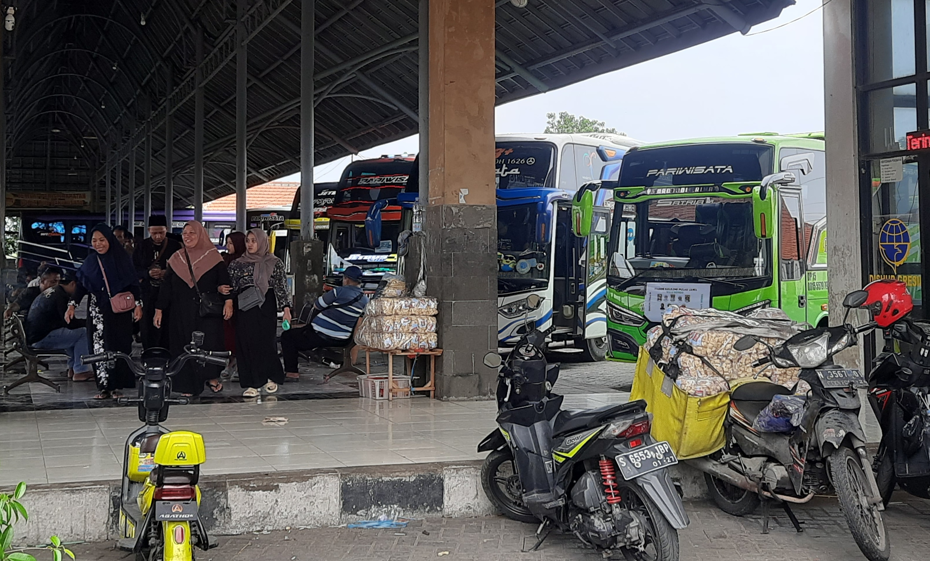 RAMAI: Kondisi Terminal Wisata Religi Maulana Malik Ibrahim terlihat banyak bus yang parkir.
