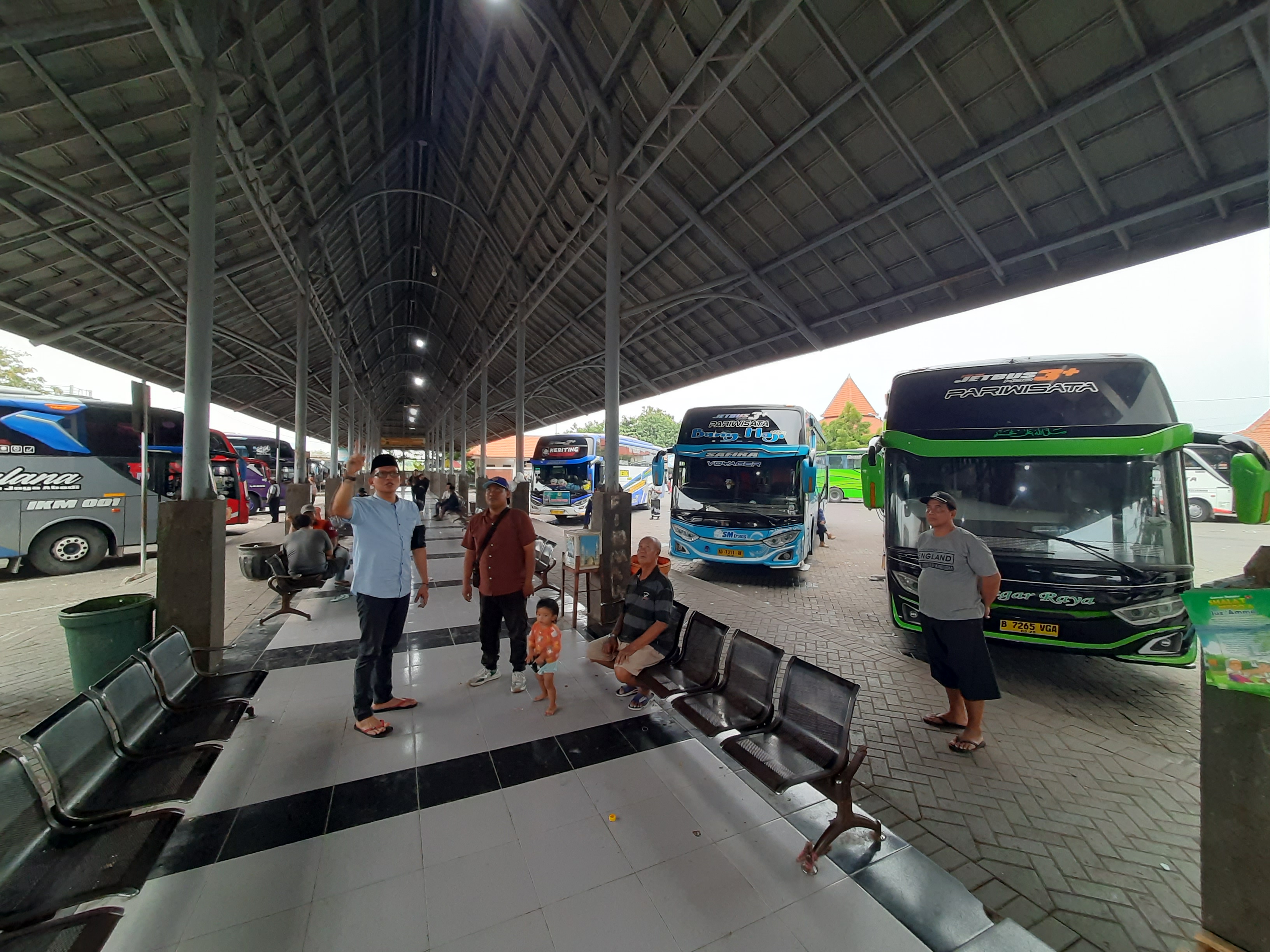 SIDAK: Wakil Ketua Komisi III DPRD Gresik Abdullah Hamdi mendatangi Terminal Maulana Malik Ibrahim usai viral tarif parkir mahal.