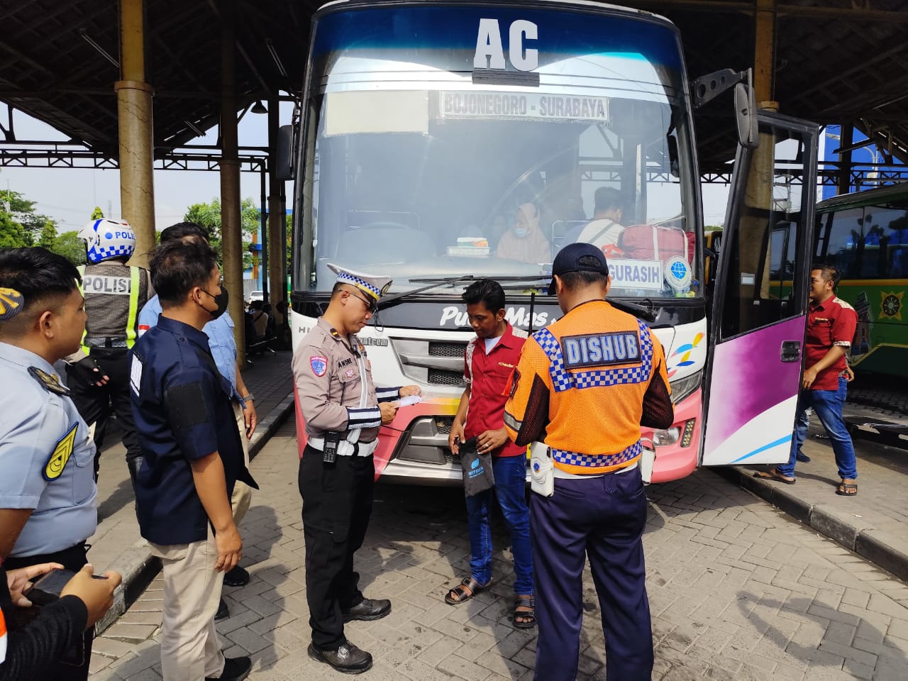 OPERASI GABUNGAN: Tim gabungan menggelar operasi gabungan di Terminal Bunder untuk perketat pengawasan selama libur.