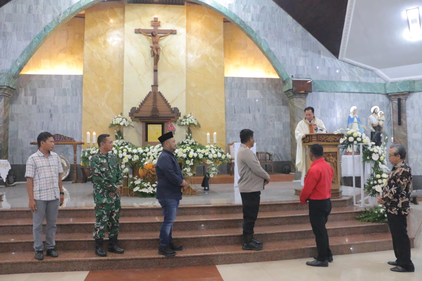 PENINJAUAN:&nbsp; Kapolres Gresik AKBP Arief Kurniawan, Bupati Gresik, Fandi Akhmad Yani beserta jajaran Forkopimda Gresik saat meninjau Gereja untuk pastikan keamanan dan kenyamanan Ibadah Natal di Gresik