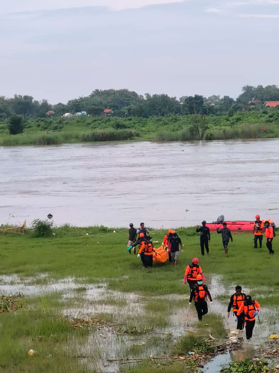 EVAKUASI : Tim SAR gabungan saat melakukan evakuasi korban laka air di area Bendung Gerak Sembayat (BGS) di Desa Sidomukti, Kecamatan Bungah, Gresik.