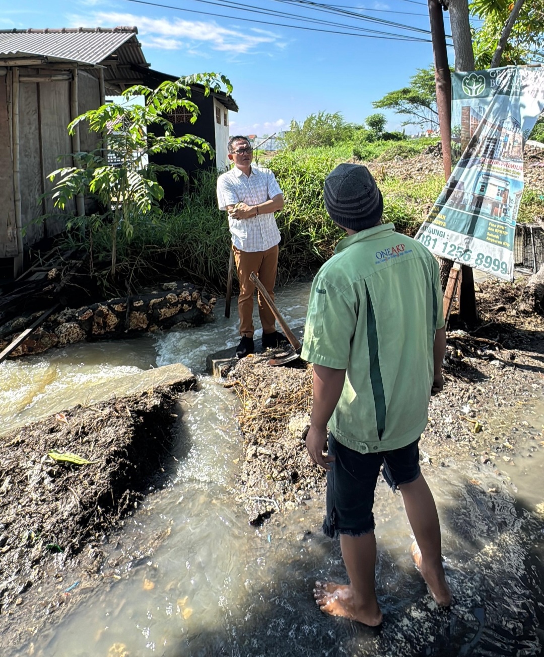 SIDAK: Wakil Ketua Komisi III DPRD Gresik Abdullah Hamdi saat sidak penyebab banjir depan Perum PPS.