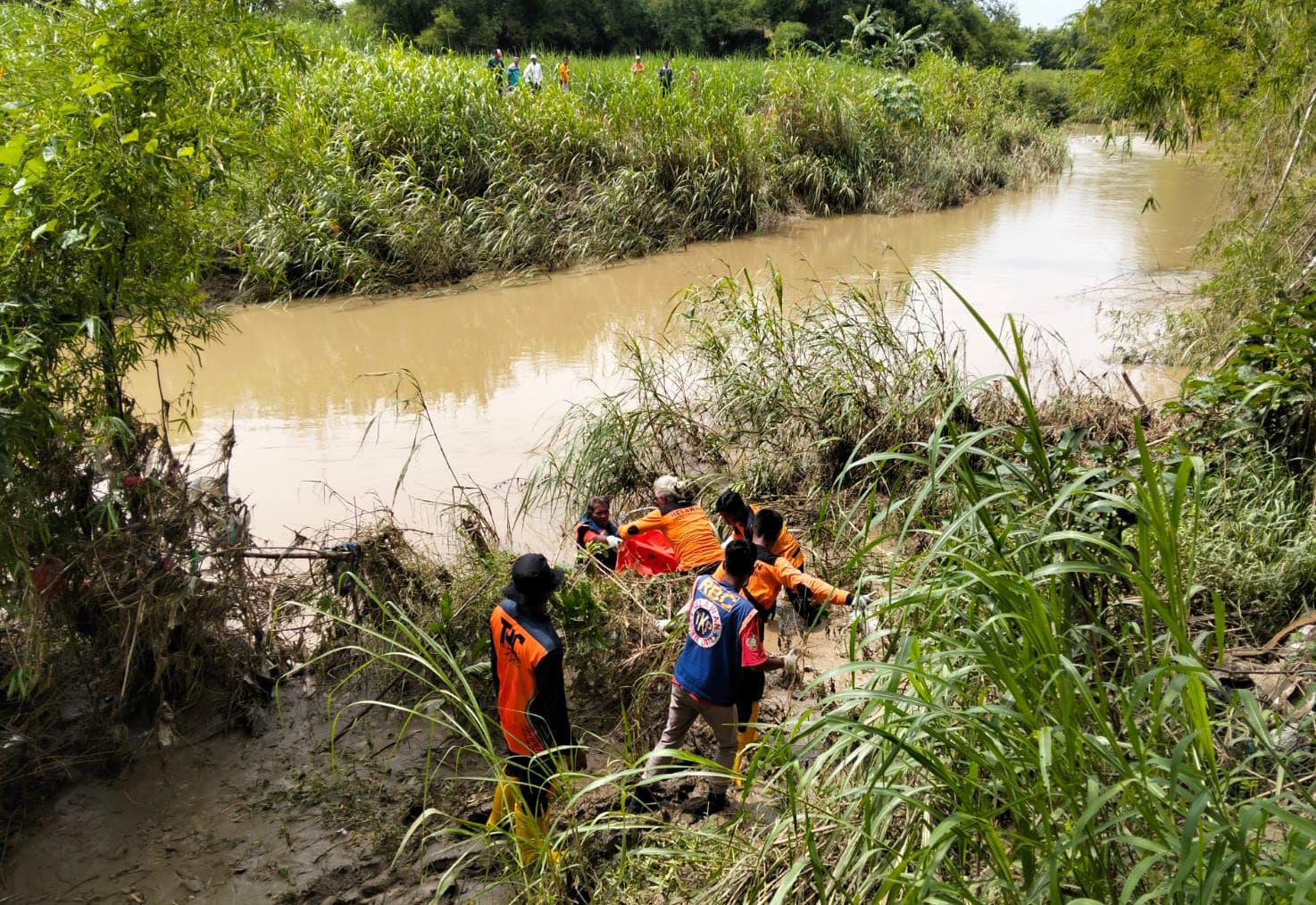 EVAKUASI : Korban saat di evakuasi oleh tim relawan BPBD Gresik, anggota Polsek Balongoanggang dan dibantu warga.
