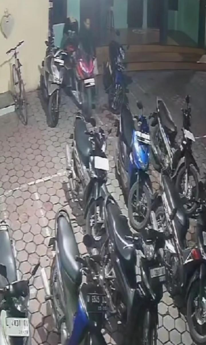 CURANMOR: Dua pelaku curanmor terekam CCTV saat menjalankan aksinya menggasak sepeda motor Honda CBR di halaman Masjid Al-Jihad di Jalan Mutiara 2.1 perumahan KBD, Kecamatan Driyorejo.