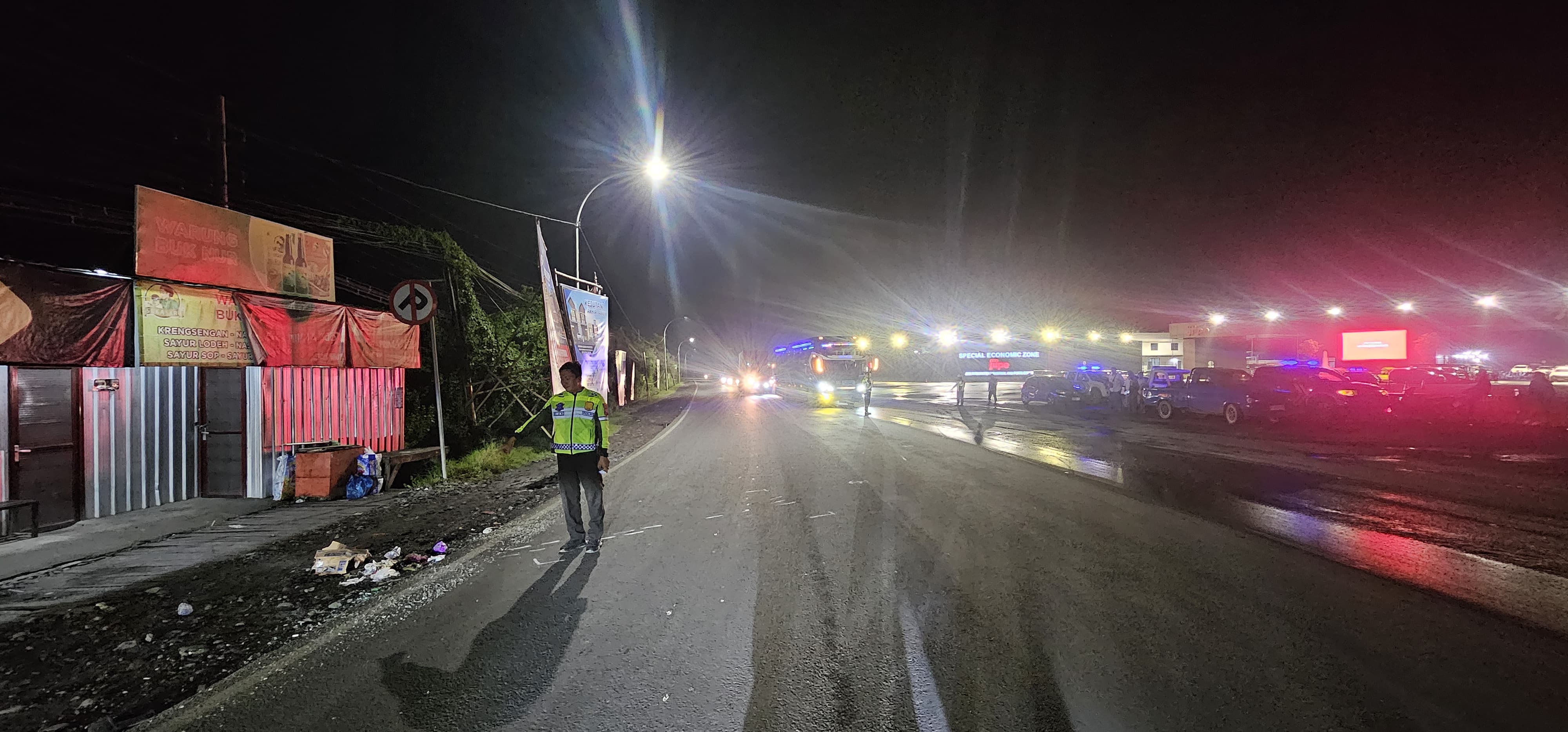 OLAH TKP : Anggota Unit Laka Satlantas Polres Gresik saat melakukan olah TKP kecelakaan di Jalan Raya Banyuwangi depan JIIPE, Kecamatan Manyar, Kabupaten Gresik.