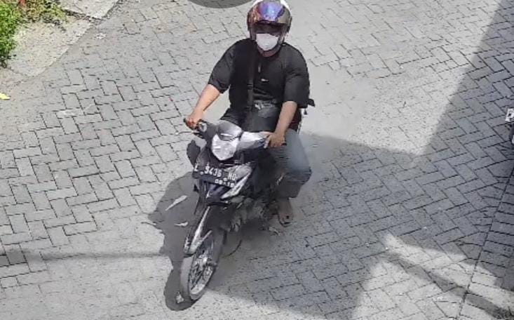 TEREKAM CCTV: Pelaku pencuri kotak amal terkam cctv saat menjalankan aksinya di Masjid Baitul Salam di Jalan Mawar dusun Betering, Desa Banjarsari, Kecmatan Cerme Kabupaten Gresik.
